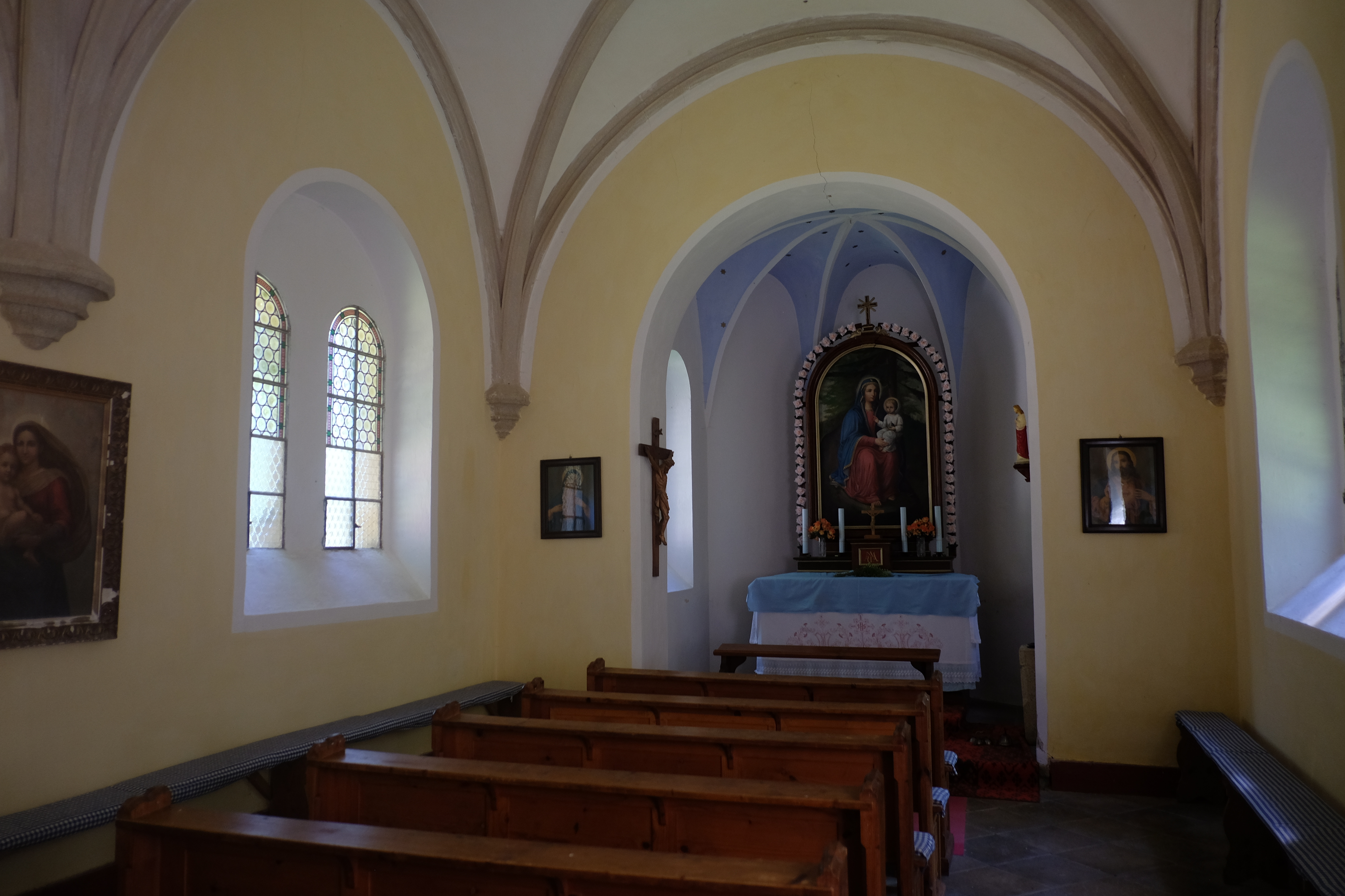 8. interiér kaple na poutním místě Maria Rast.JPG
