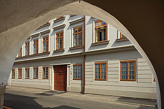Budova - pohled z Kněžské ulice